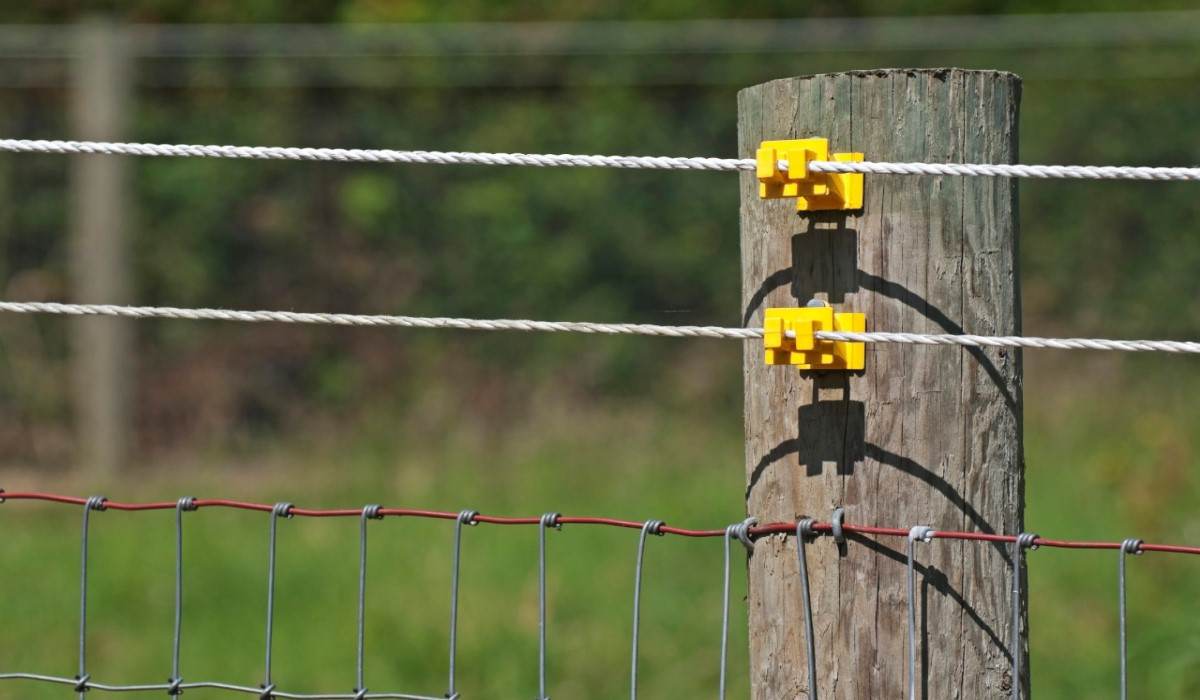 High voltage wire for electric fence