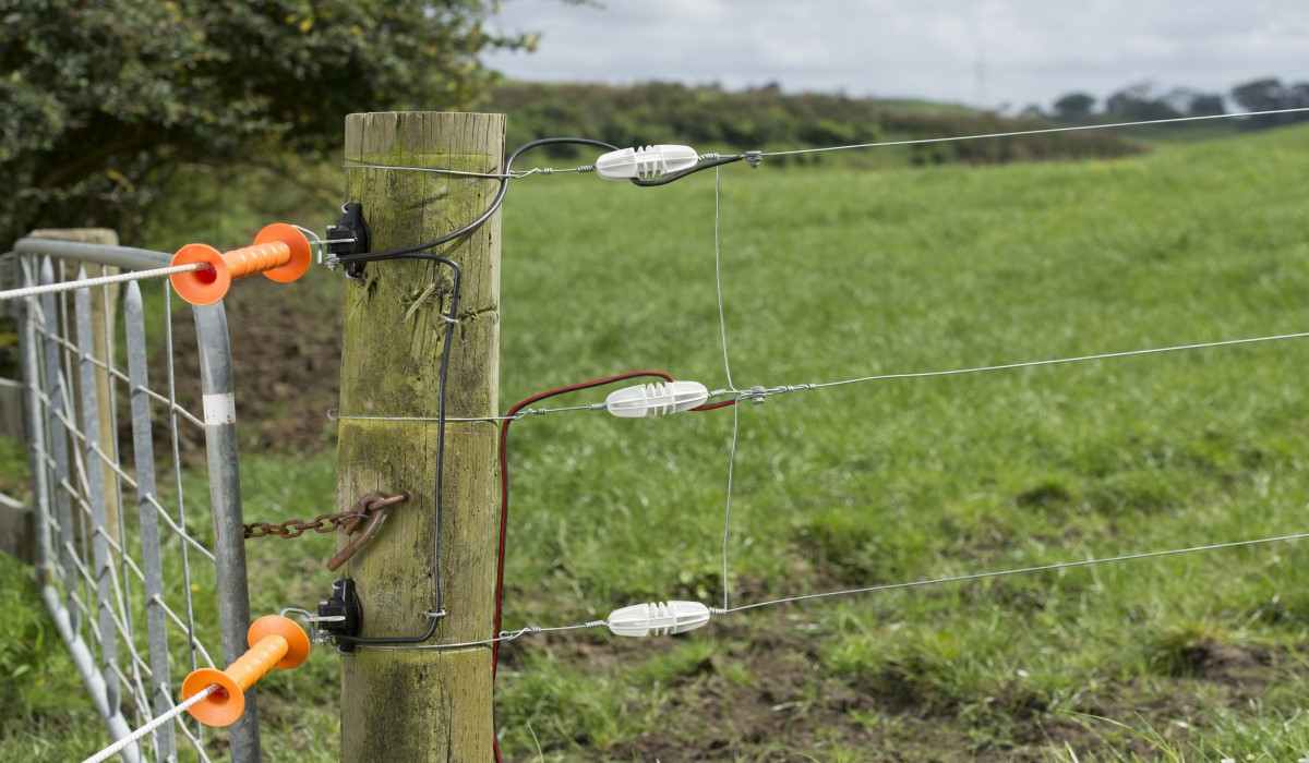 High voltage cable for electric fence